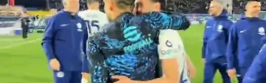 世界杯客户端升级下载-比赛结束后，恰尔汉奥卢将队长袖标戴在了劳塔罗手臂上