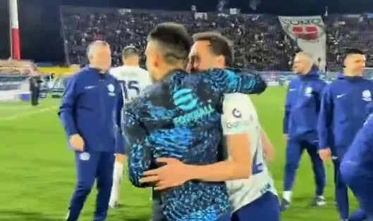 世界杯客户端升级下载-比赛结束后，恰尔汉奥卢将队长袖标戴在了劳塔罗手臂上